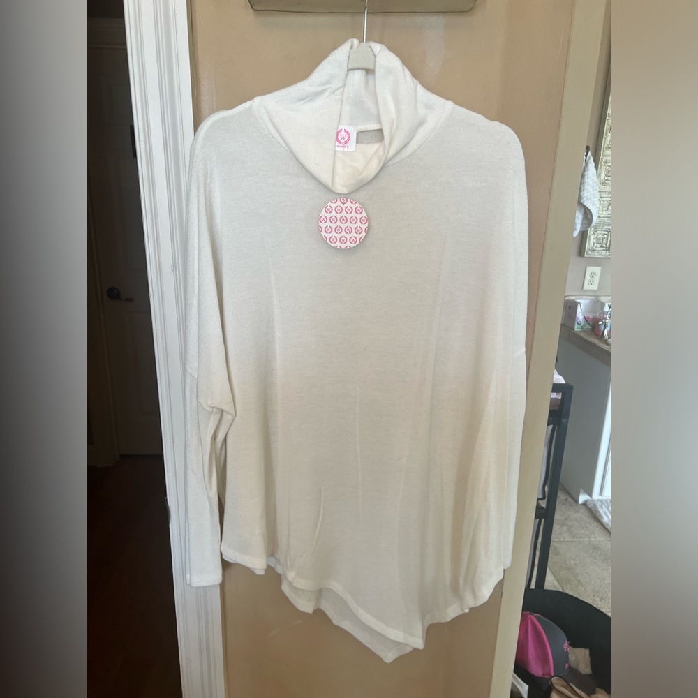 🌸🐝Cute top and so soft size large